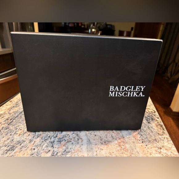 Badgley Mischka champagne heeled wedding / formal shoes. Box included - Picture 16 of 16